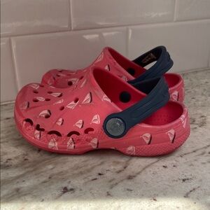 Crocs toddler girl size 9 
Good condition